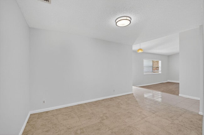 Building Photo - 17414 Spring Tree Ln