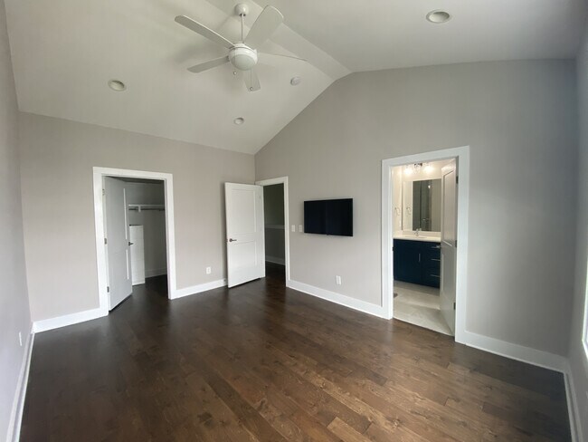 Master Bedroom - 532 Vernon Cir