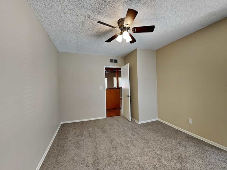 Building Photo - 14249 Minnehaha St