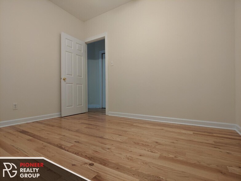 Building Photo - 3721 N Pine Grove Ave