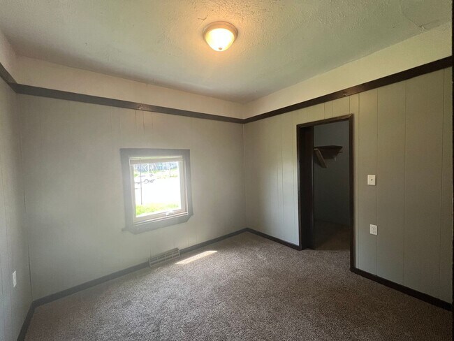 Building Photo - AVAILABLE JUNE - 3 Bed 1 Bath w/ Great View