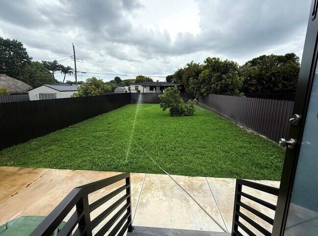 Building Photo - 170 W 58th St