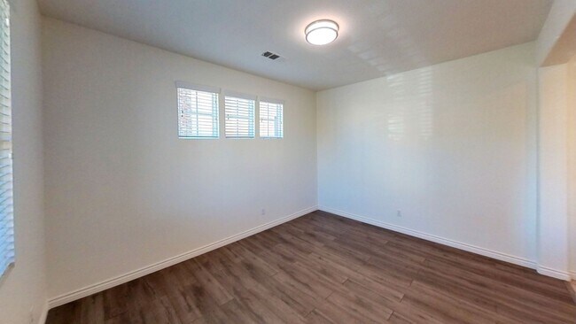 Building Photo - Spacious 4 Bedroom 3 Full Bathroom Home in...