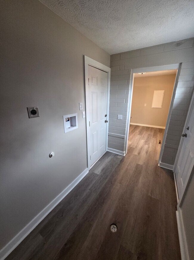 Building Photo - 3 bed, 1 bath, 1 car garage with fenced in backyard. District 66, right next to Aksarben!