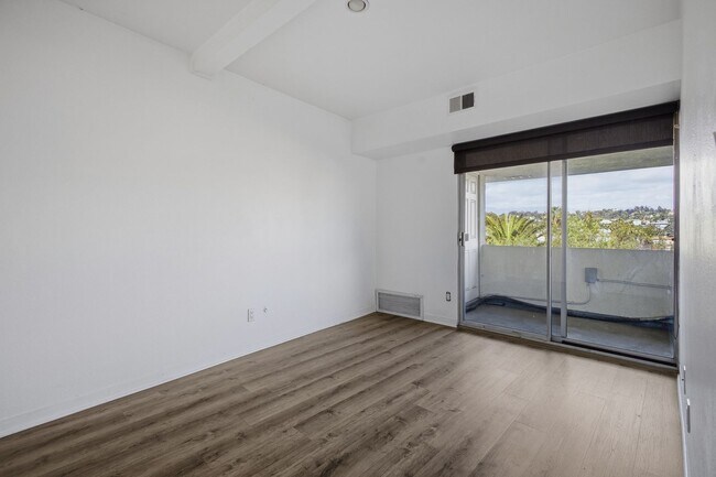 Building Photo - Stunning Echo Park 2 Bed / 1 Bath with Breathtaking Lake Views