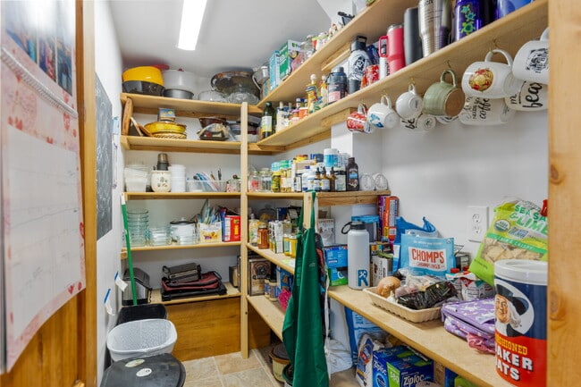 Building Photo - Spacious 4-Bedroom Home in the Heart of Sh...