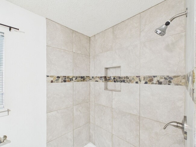 Building Photo - 328 Glenmoor Dr