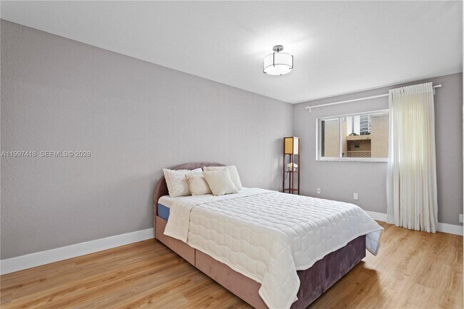 Building Photo - 677 NE 24th St