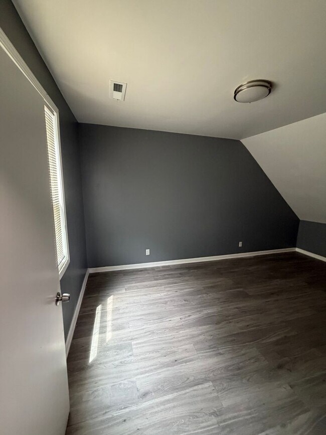 Building Photo - Large 5BR/2Ba House- Close to U of L Leasing Special- sign lease by 6/15/2026 and second month is...