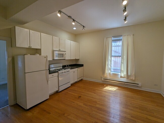 Building Photo - 4715 N Sheridan Rd
