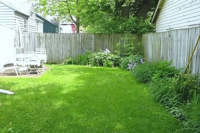 Building Photo - 906 Sylvan Ave