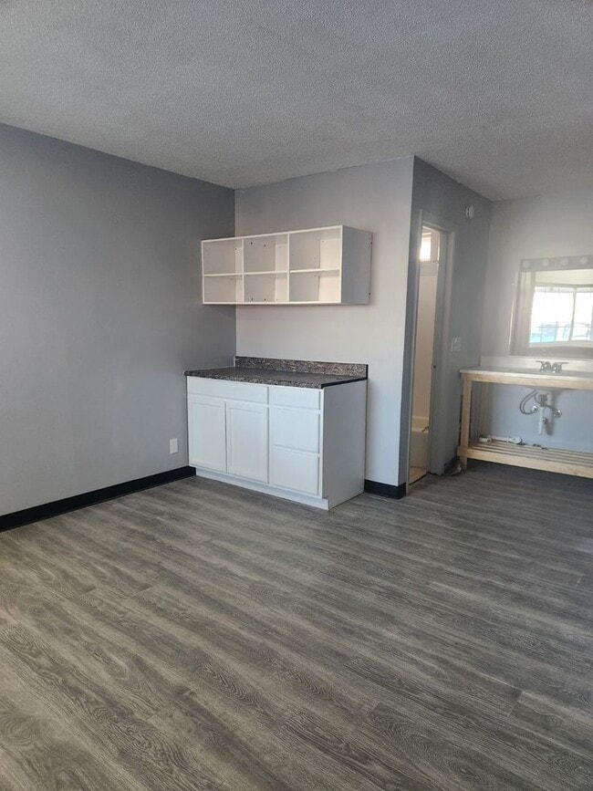 Building Photo - All Bills Paid Studio | Furnished Option Available | Ideal for Traveling Workers