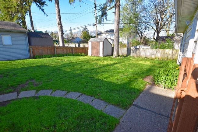 Building Photo - Close to Notre Dame, 3 bedroom home with 2...