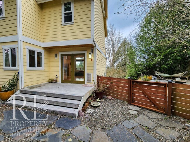 Building Photo - Light-Filled View Home with Vaulted Ceilings & Warm Wood Finishes