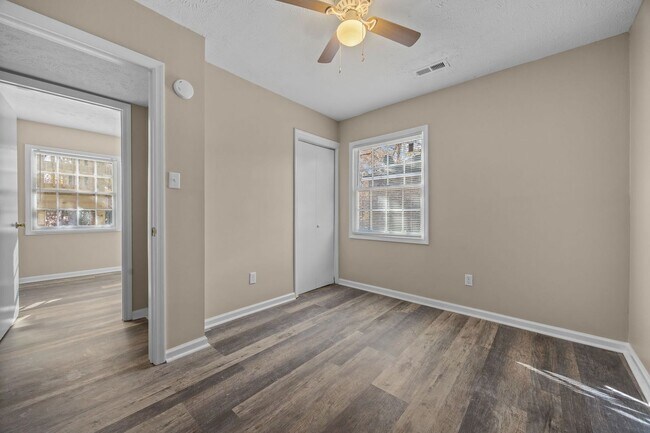 Building Photo - 735 Ashbrook Rd