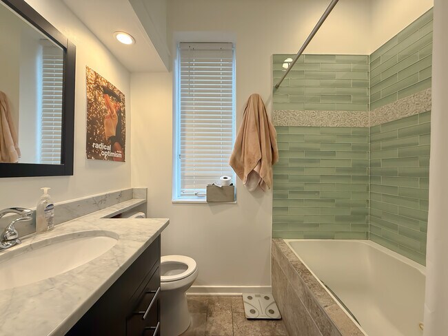 Building Photo - 1539 N Wells St