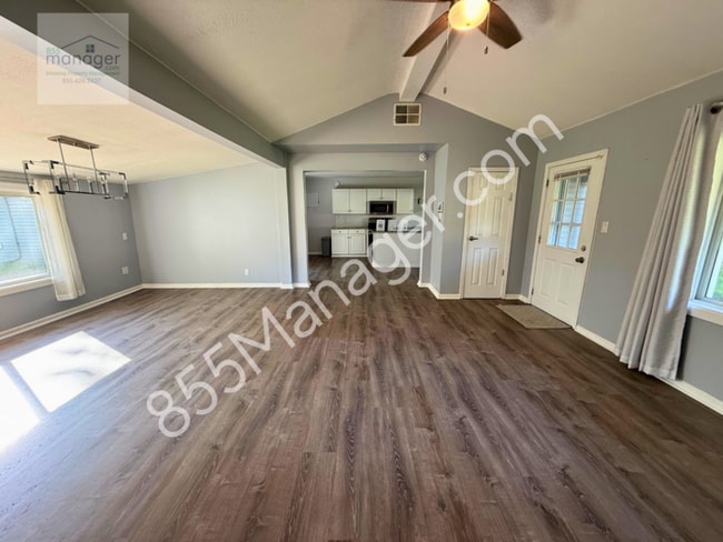 Building Photo - Updated 4-Bedroom with Primary Suite & Fen...