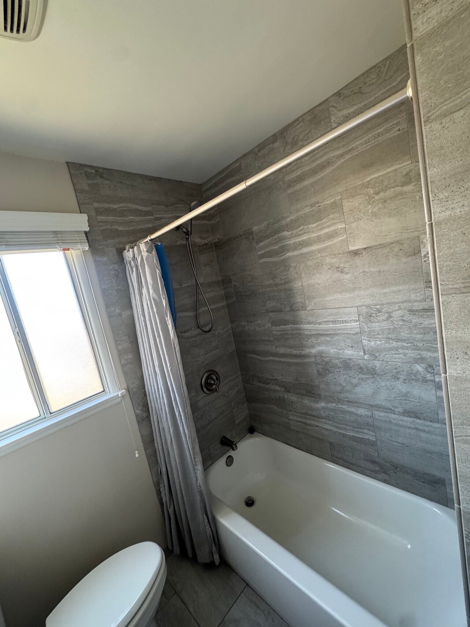 Building Photo - 844 N Vine Ave