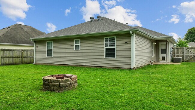 Building Photo - 905 SW Arrowhead Dr
