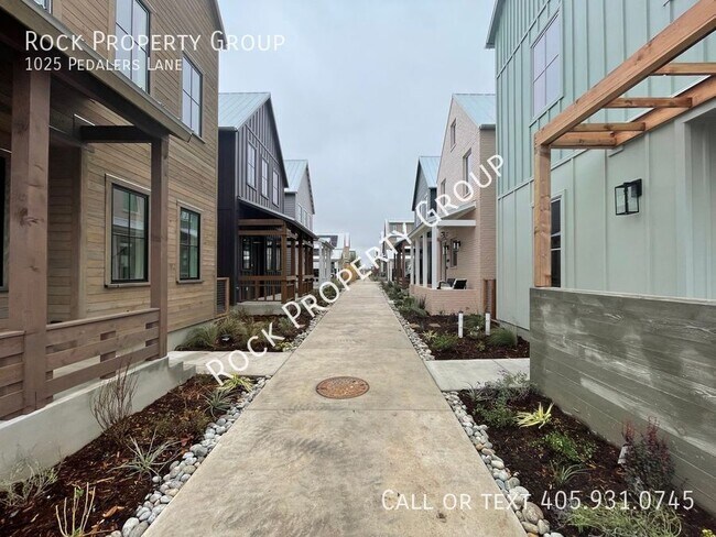 Building Photo - 1025 Pedalers Ln