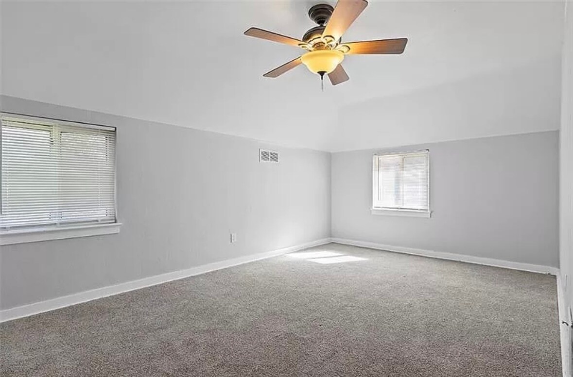 Building Photo - 118 Macfarlane Dr