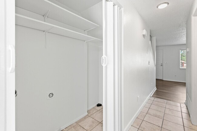 Building Photo - 2 Bedroom Townhome - Spacious!