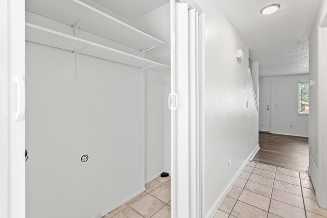 Building Photo - 2-Bedroom Townhome Close to Stanley Market...