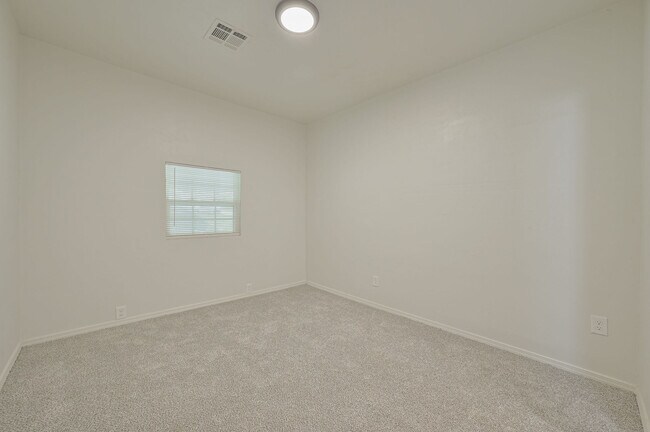 Building Photo - 3501 Sycamore Dr