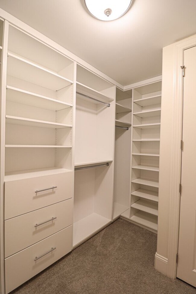 Building Photo - (Coming Soon) Piedmont Row Condo!