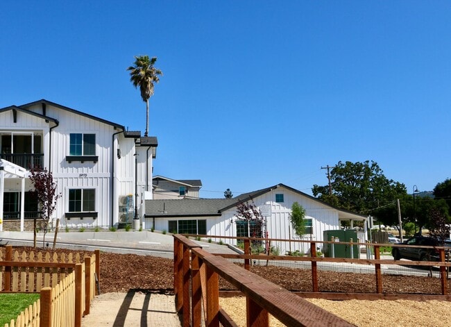Building Photo - NEWLY Designed & Furnished Modern Farmhous...