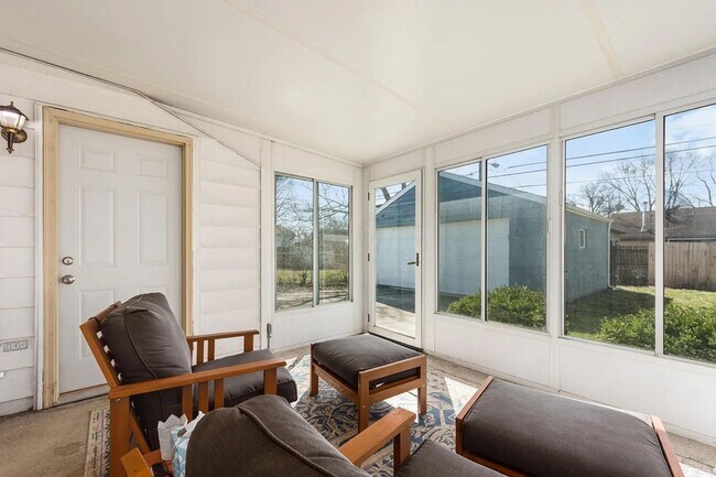 Building Photo - 3 BEDROOMS, 1 FULL BATHROOM + 2 CAR Carport Beautiful Single Family house available to show NOW f...