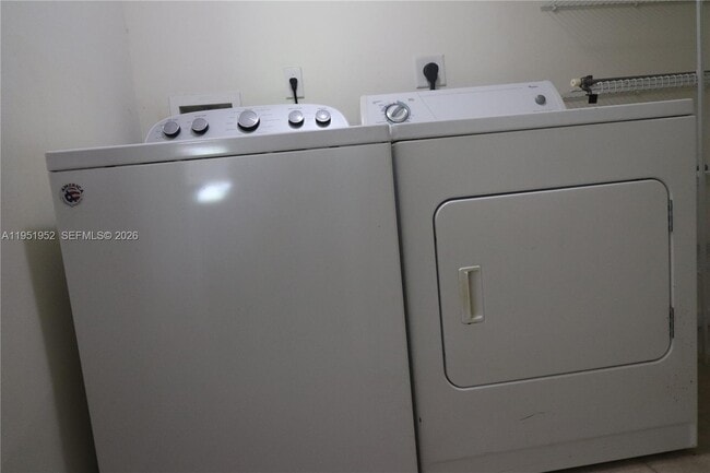 Building Photo - 6020 W Sample Rd