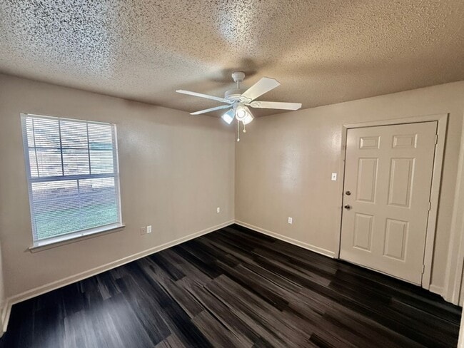 Building Photo - Three Bedroom Apartment with Spacious Dining and Living Area