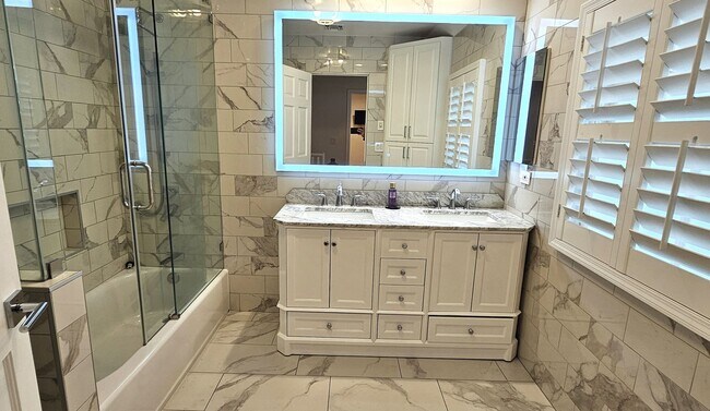 Building Photo - Stunning 3 Bedrooms, 2 Baths Valley Village home with detached, private Recording Studio