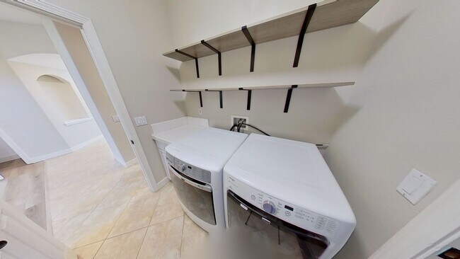 Building Photo - Spectacular and Spacious 4 Bed / 3 Bath Sa...