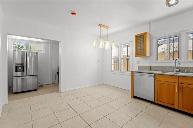 Building Photo - Stylish and Updated North Inglewood House ...