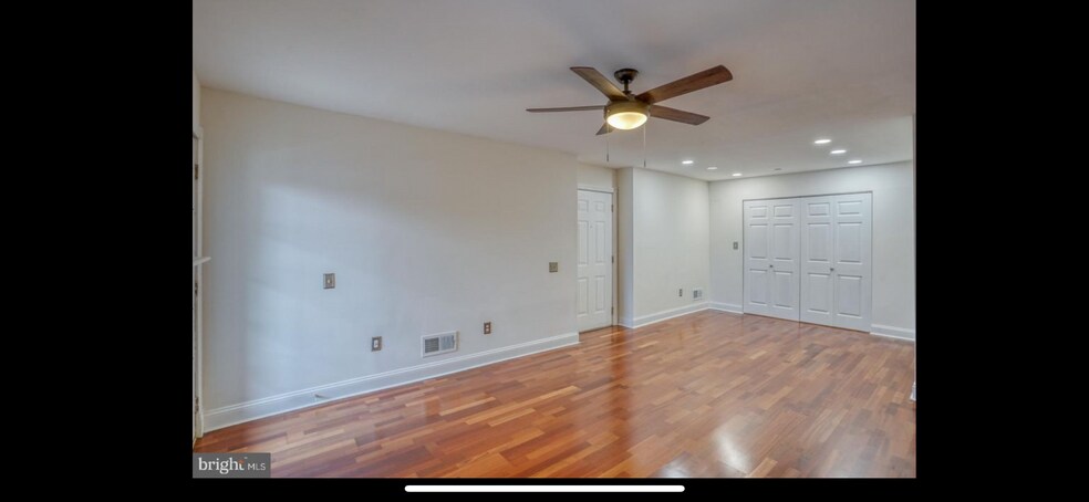 Building Photo - 405 Waters Edge Dr