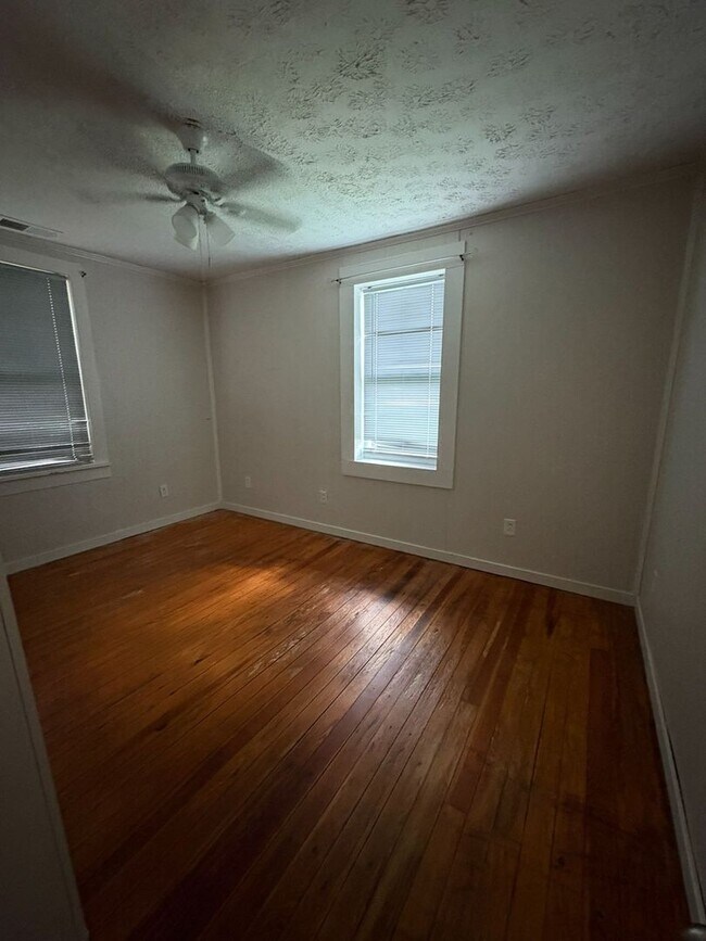 Building Photo - MOVE IN READY