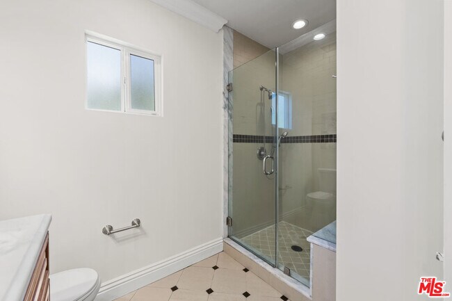 Building Photo - 1114 S La Peer Dr