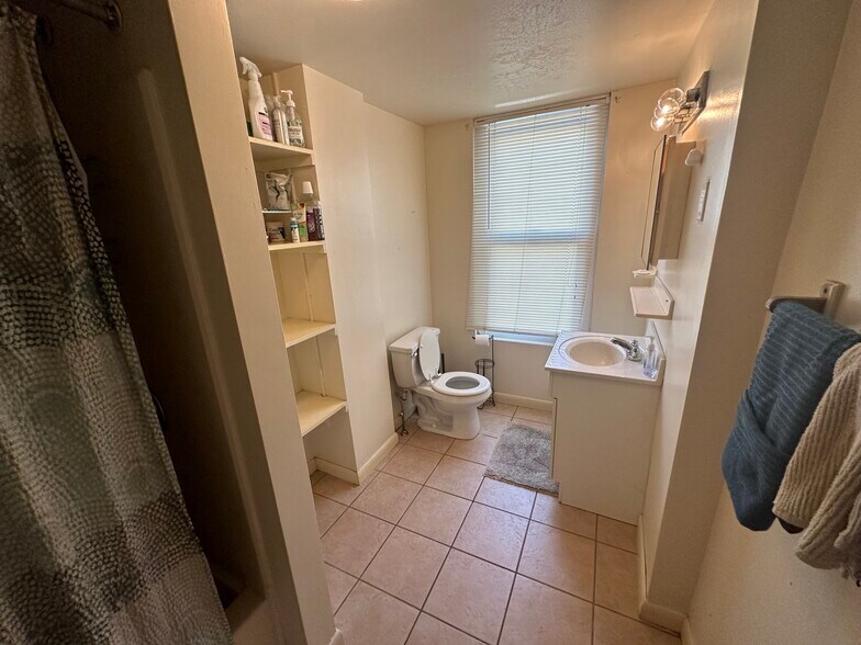 Building Photo - 4047 Spruce St