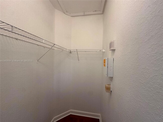 Building Photo - 3370 NE 14th Dr