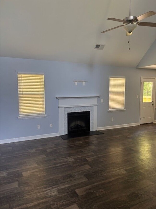 Building Photo - Beautiful 3 bedroom, 2.5 bath home with Bo...