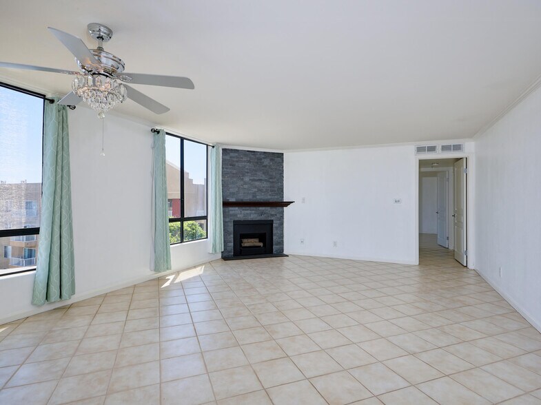 Building Photo - 7320 Hawthorn Ave