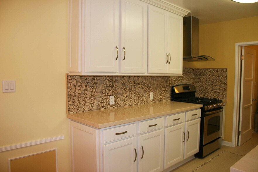 Building Photo - 831 Alandele Ave