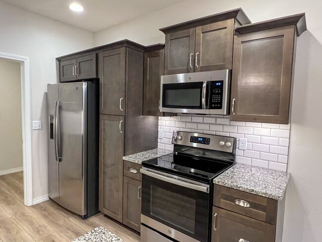 Building Photo - NEW LUXURY 3 BED 2 BATH 2 CAR GARAGE DUPLEX