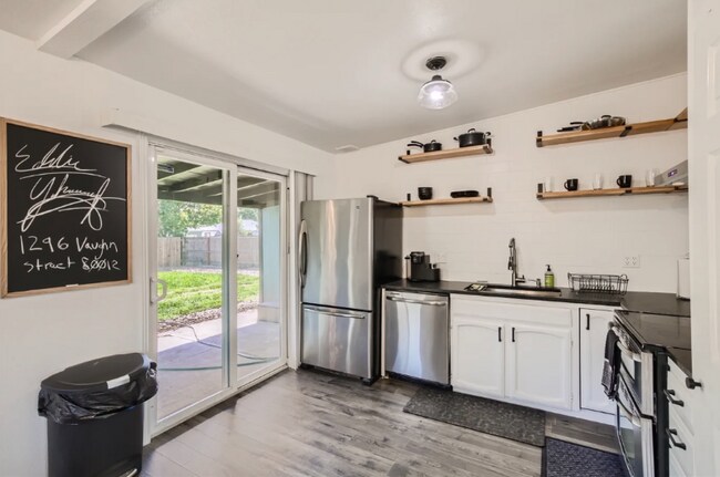 Building Photo - 1296 Vaughn St