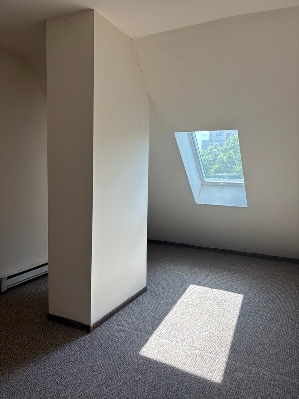 Building Photo - 319 N Pinckney St