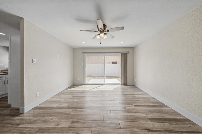 Building Photo - 710 E Bell De Mar Dr