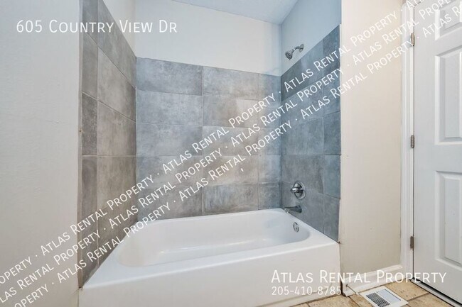 Building Photo - 605 Country View Dr NE