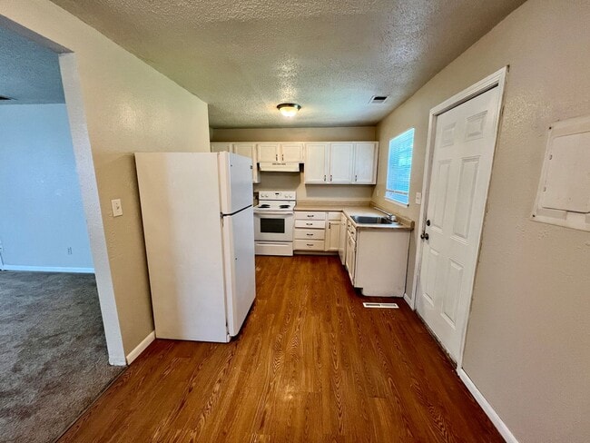 Primary Photo - 2630 S 49th St